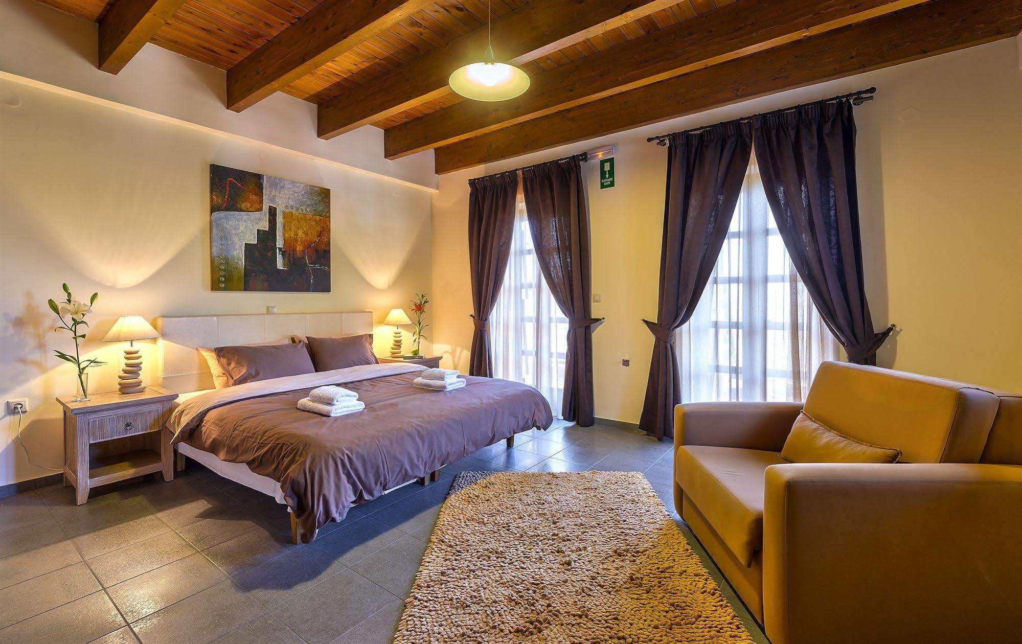 Zoúrva Apirathes Residence מראה חיצוני תמונה